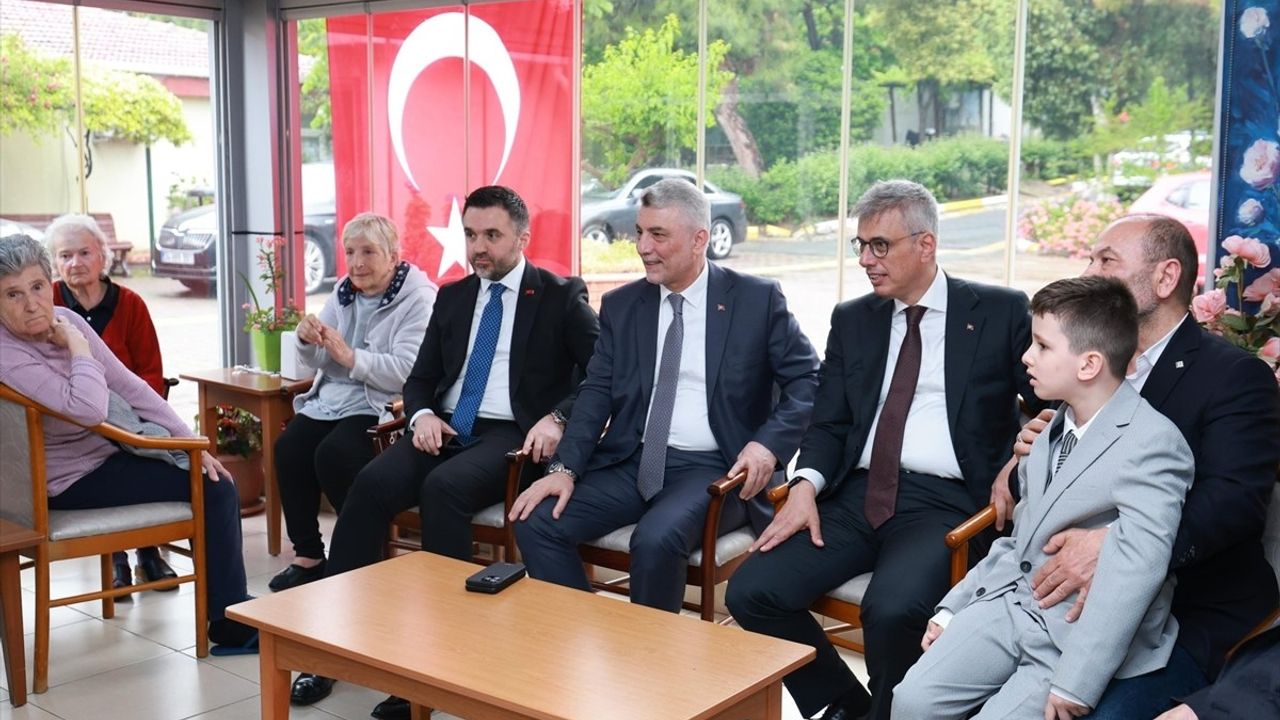 Bakanlar Huzurevinde Yaşlılarla Buluştu
