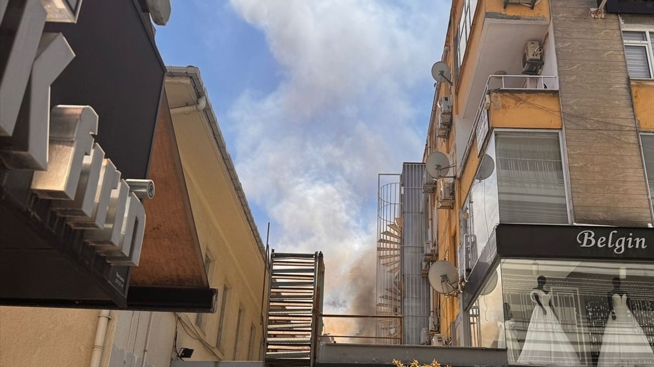 Bakırköy'de Yangın Paniği: İş Yerinde Hasar Meydana Geldi