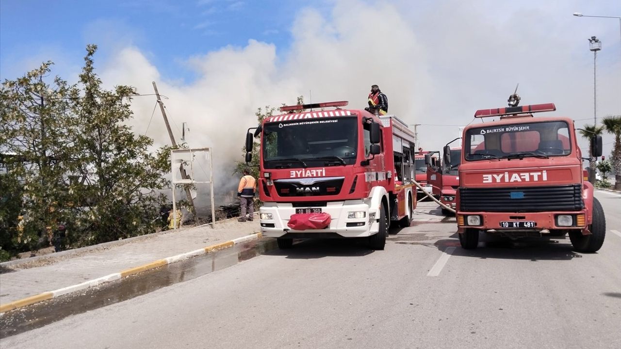 Balıkesir Ayvalık'ta Kereste Deposunda Yangın