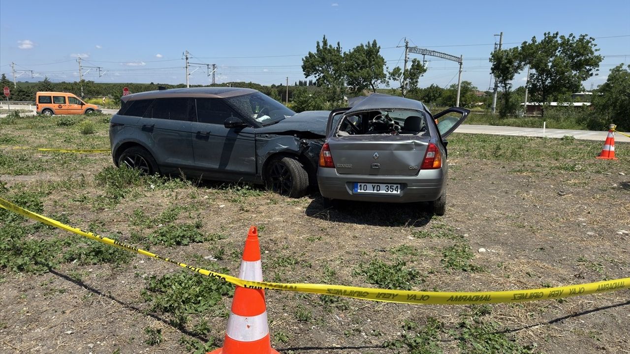 Balıkesir'de Korkunç Kaza: 1 Ölü, 2 Yaralı