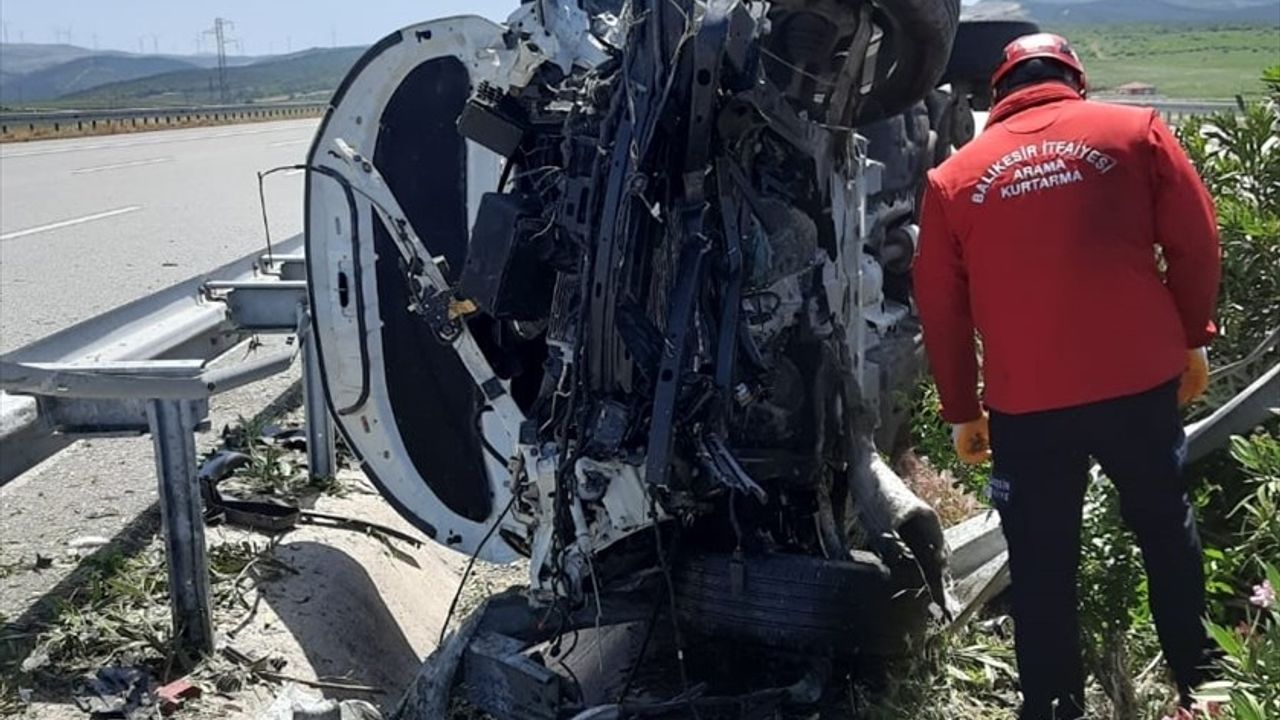Balıkesir'de Otoyolda Devrilen Araçta İki Yaralı