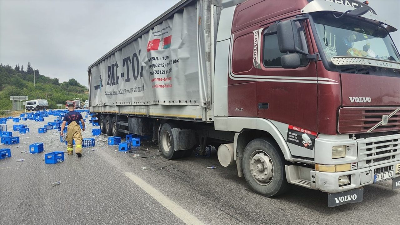 Balıkesir'de Tır Kazası Sonrası Kırılan Cam Şişeler Trafiği Aksattı