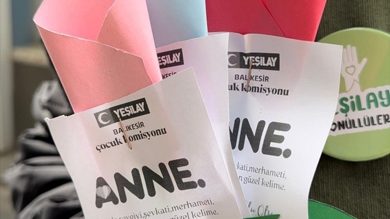 Balıkesir'de Yeşilay Gönüllülerinden Anneler Günü Kutlaması