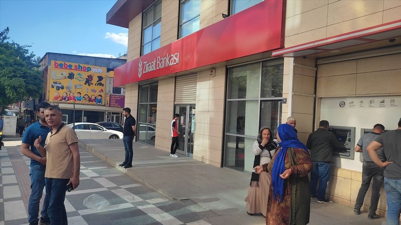 Banka Müdürüne Bıçak Çekerek Soymaya Çalışan Zanlı Yakalandı