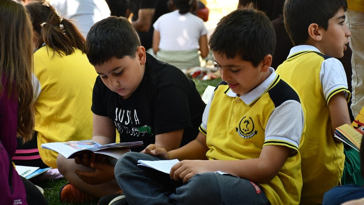 Batman'da Çocuklar Aileleriyle Doğada Kitap Okudu