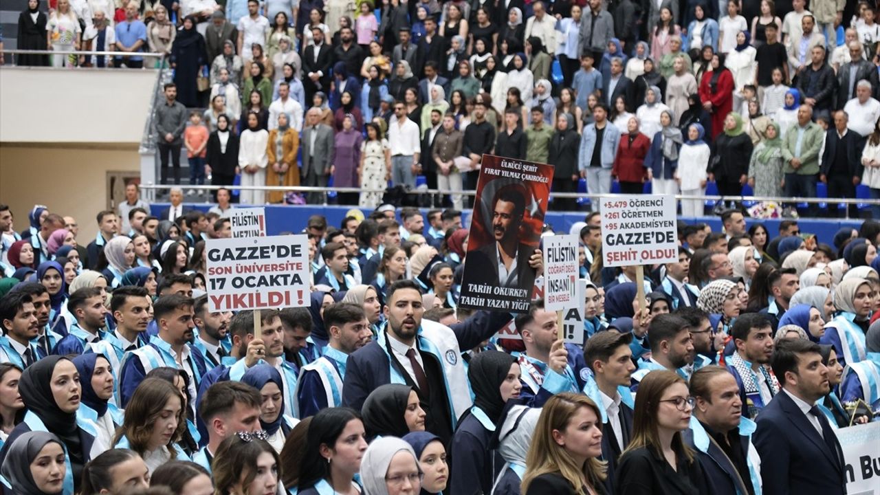 Bayburt Üniversitesi Mezuniyet Töreninde Filistin'e Destek