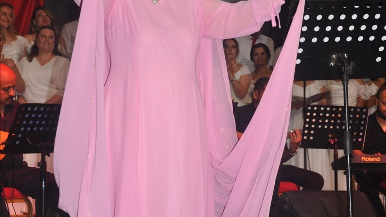 Bedia Akartürk, Ödemiş'te Koro Konserine Şeflik Yaptı