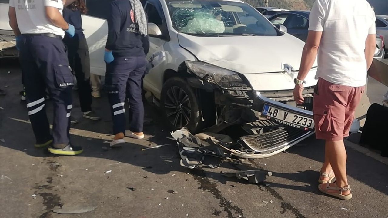 Belen'de Zincirleme Kaza: 3 Yaralı
