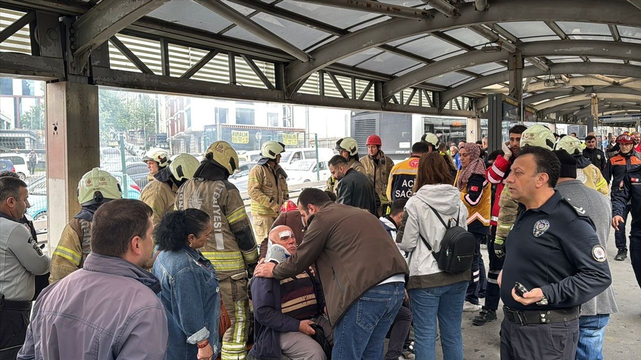Beylikdüzü'nde Metrobüs Kazası: Yaralılar Var