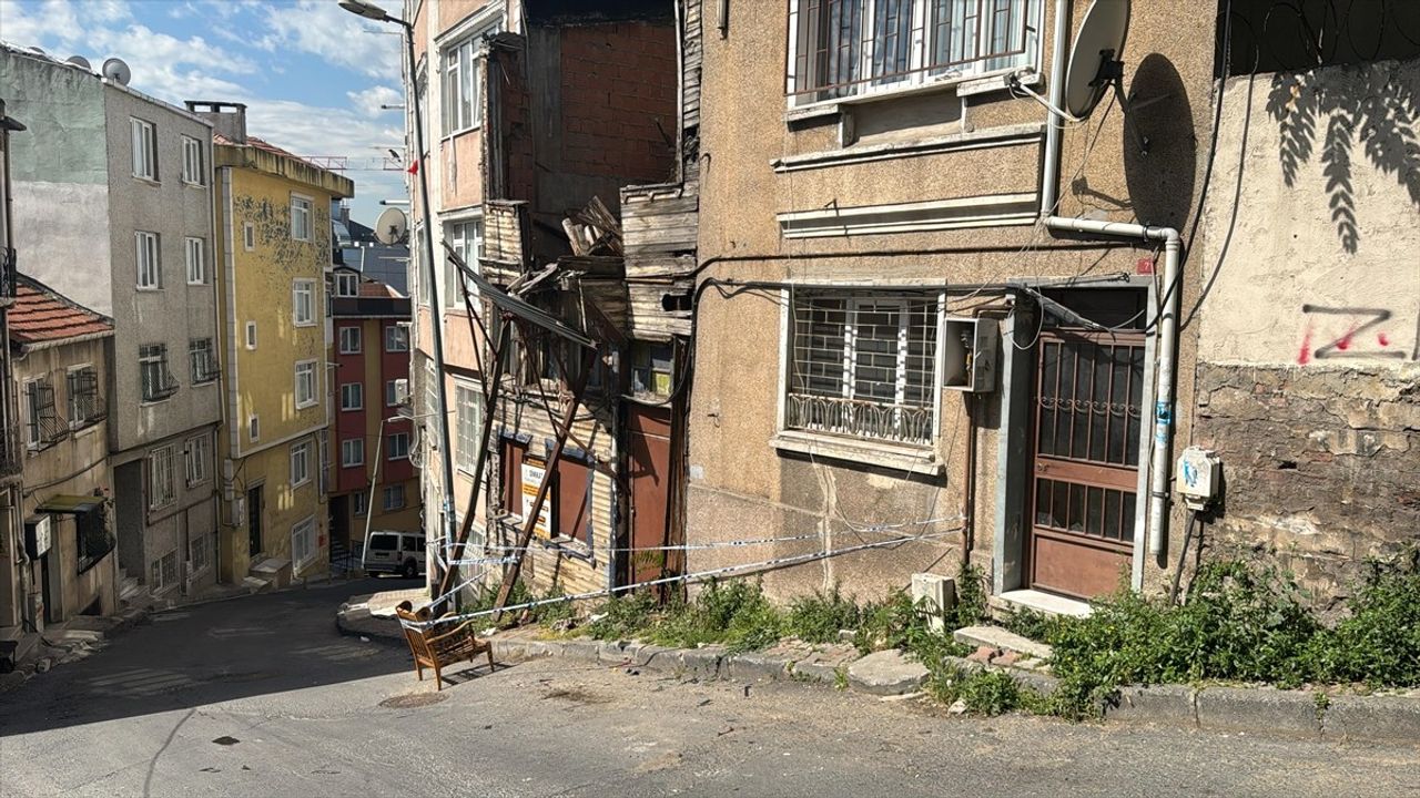 Beyoğlu'nda Çöp Kamyonu Kazası: Bina ve Araç Hasar Gördü