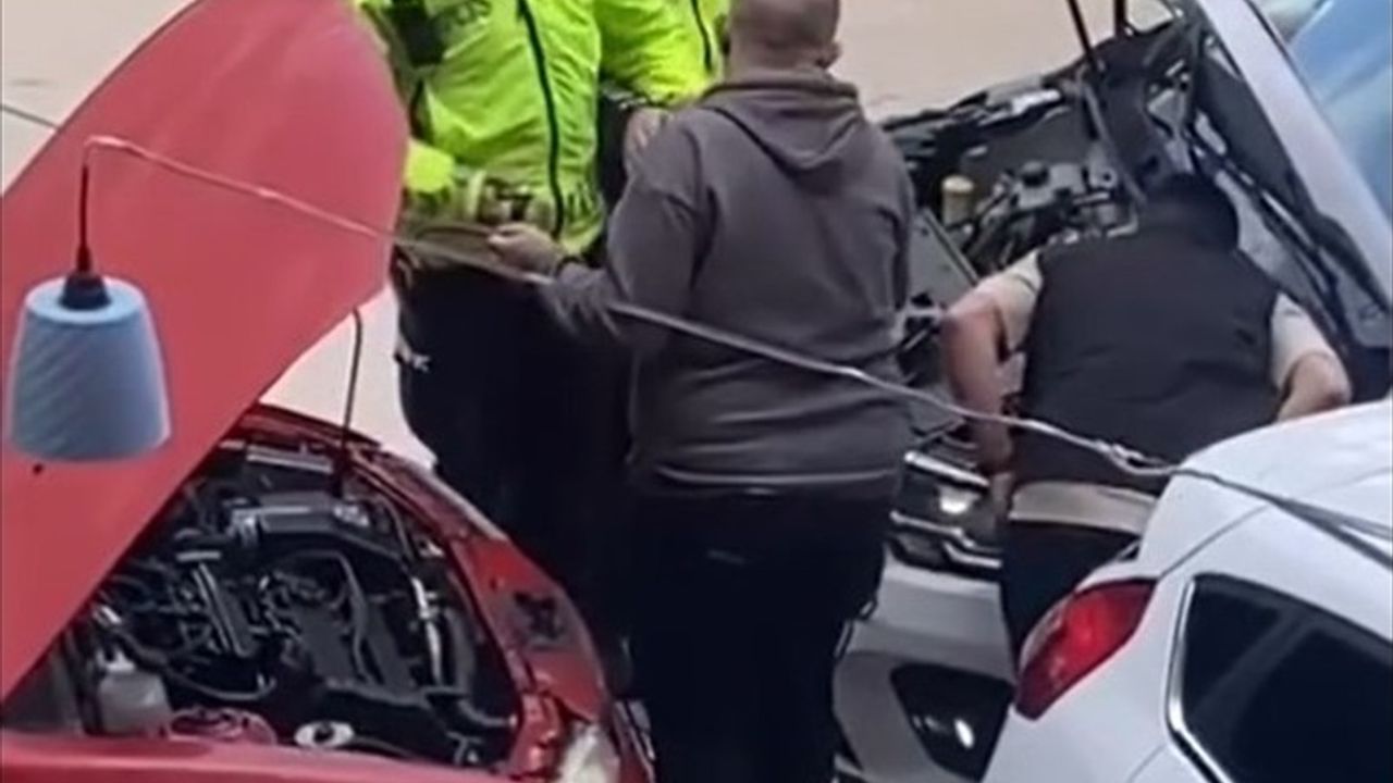 Bilecik'te Polis, Yolda Kalan Vatandaşın Aracına Akü Takviyesi Yaptı