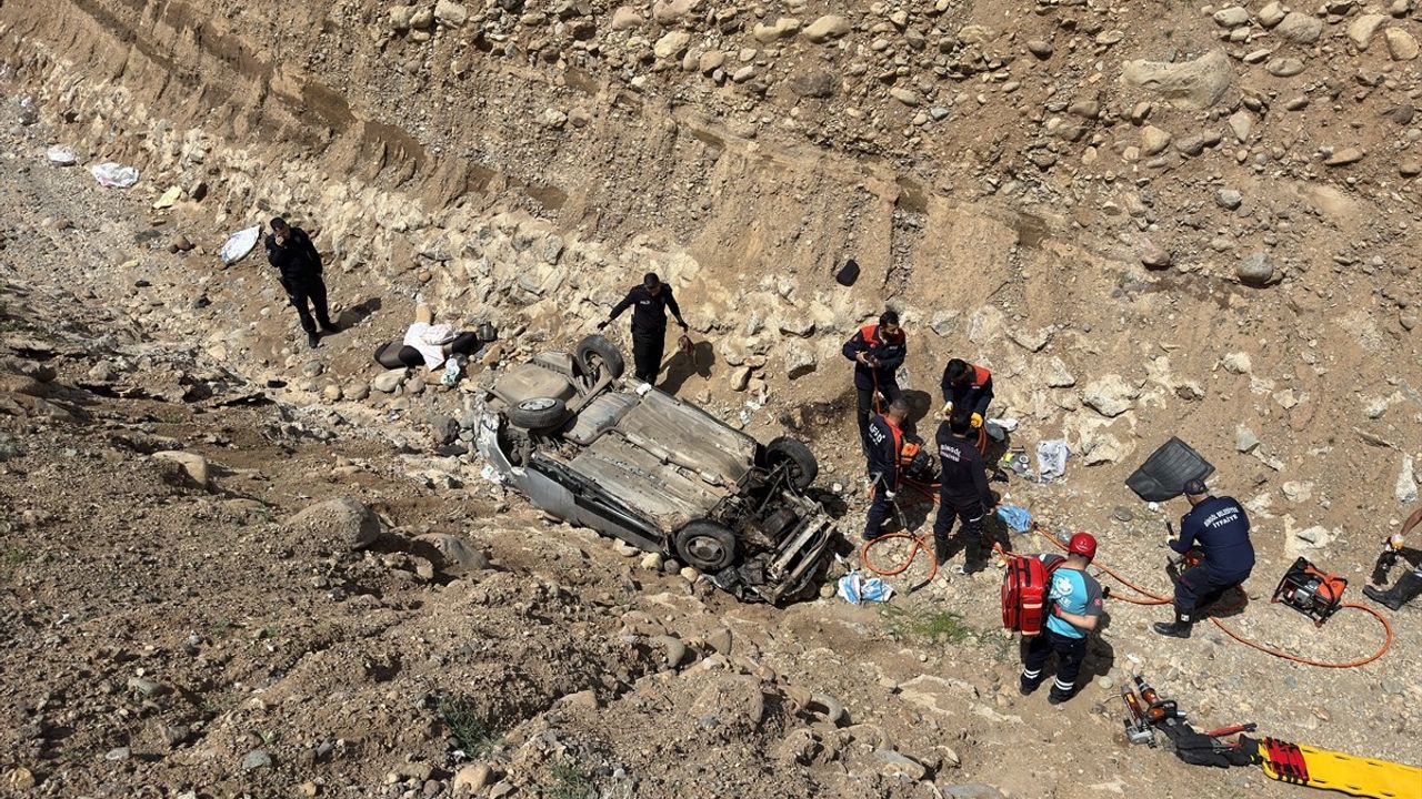 Bingöl'de Otomobil Dere Yatağına Devrildi: 7 Yaralı
