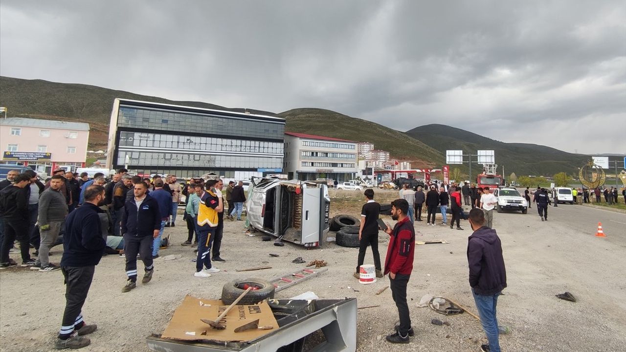 Bingöl'de Otomobil ile Kamyonet Çarpışması: 7 Yaralı