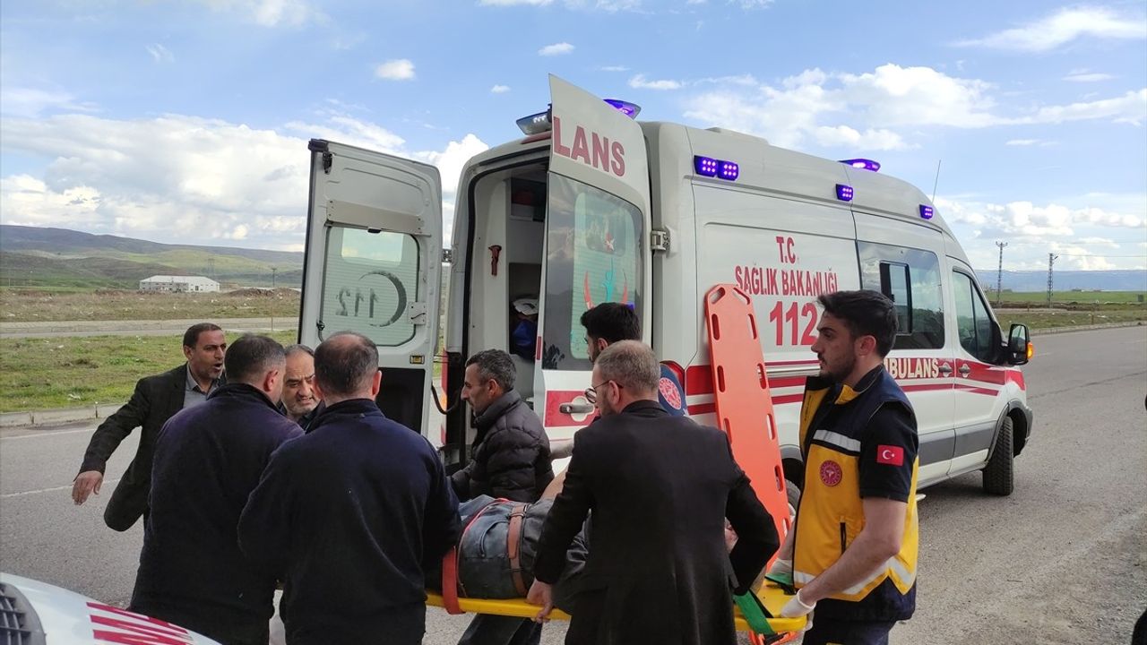 Bingöl'de Otomobil ve Kamyonet Çarpıştı: 7 Yaralı