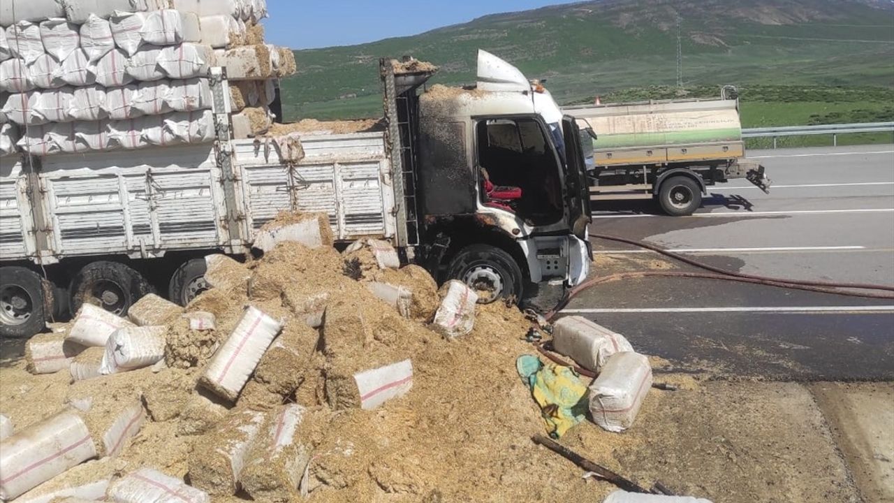 Bingöl'de Saman Yüklü Kamyonda Yangın Alarma Sebep Oldu