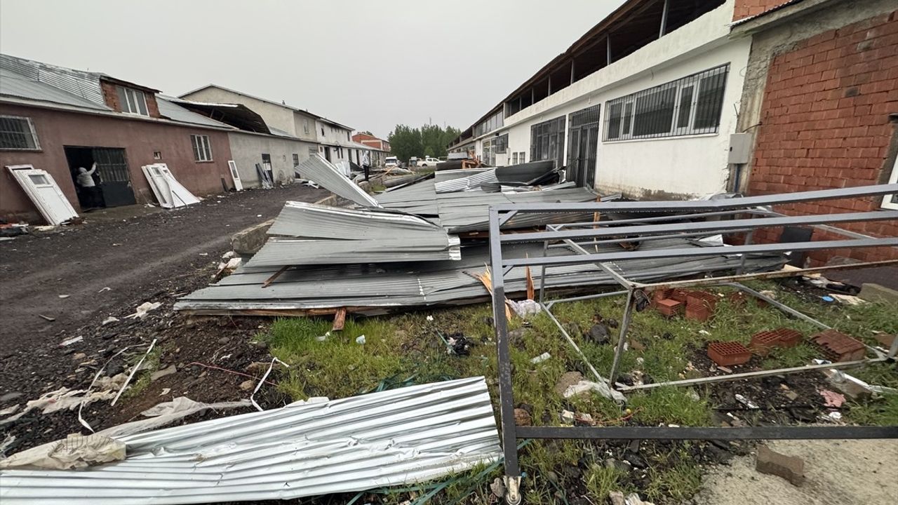 Bingöl'de Şiddetli Rüzgarın Neden Olduğu Hasar