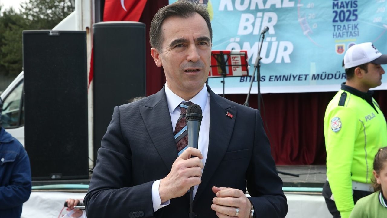 Bitlis'te Karayolları Güvenliği ve Trafik Haftası Kutlaması