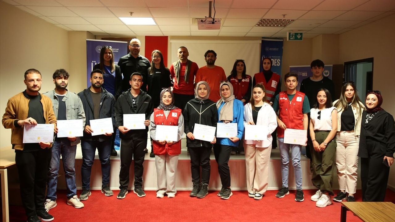 Bitlis'teki Üniversite Öğrencilerine Paraşüt Eğitimi