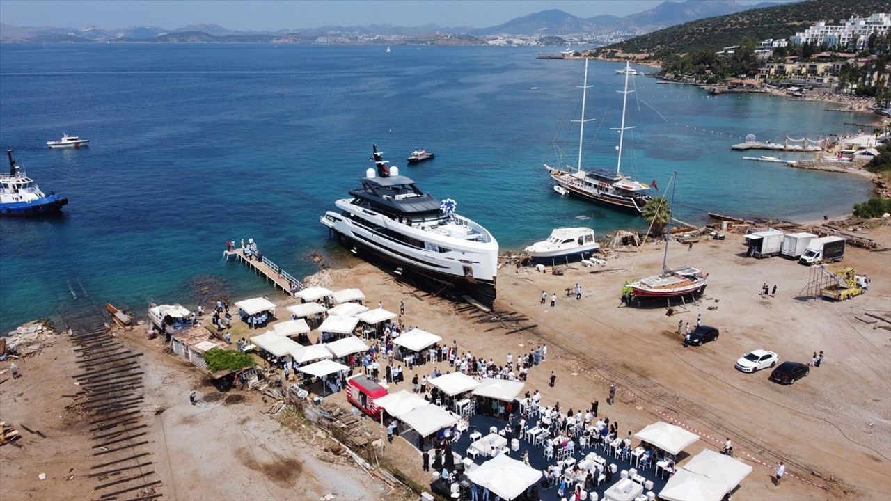 Bodrum'da 1.2 Milyar Lira Değerindeki Legasea Süper Yatı Denize İndirildi