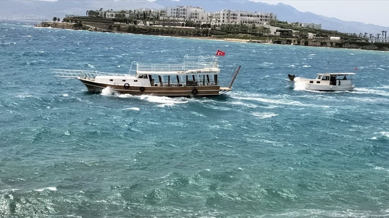 Bodrum'da Fırtına Feribot Seferlerini İptal Etti