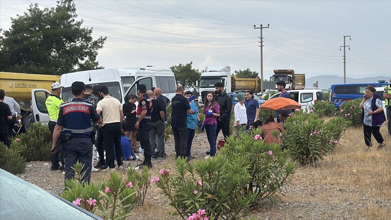 Bodrum'da Minibüs ve Otomobil Çarpıştı: 15 Yaralı