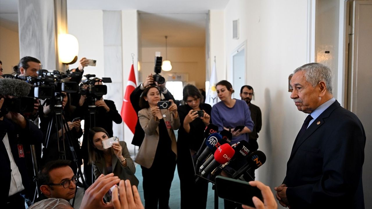 Bülent Arınç, Sırrı Süreyya Önder İçin DEM Parti Grubu'na Taziye Ziyareti Gerçekleştirdi