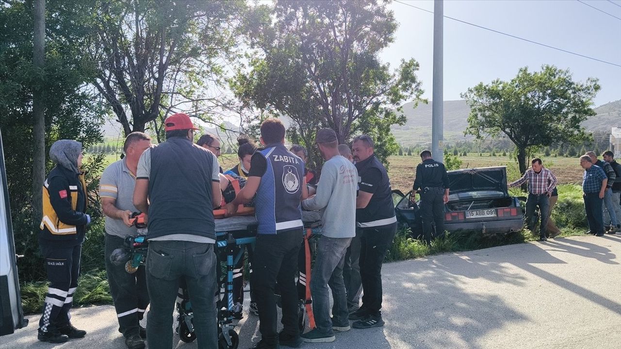 Burdur'da Elektrik Direğine Çarpan Otomobilde İki Yaralı
