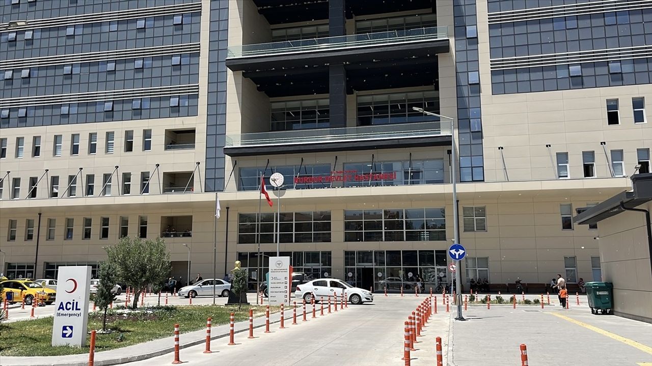 Burdur'da Yaşlı Kadının Gözyaşı Problemi Ameliyatla Çözüldü