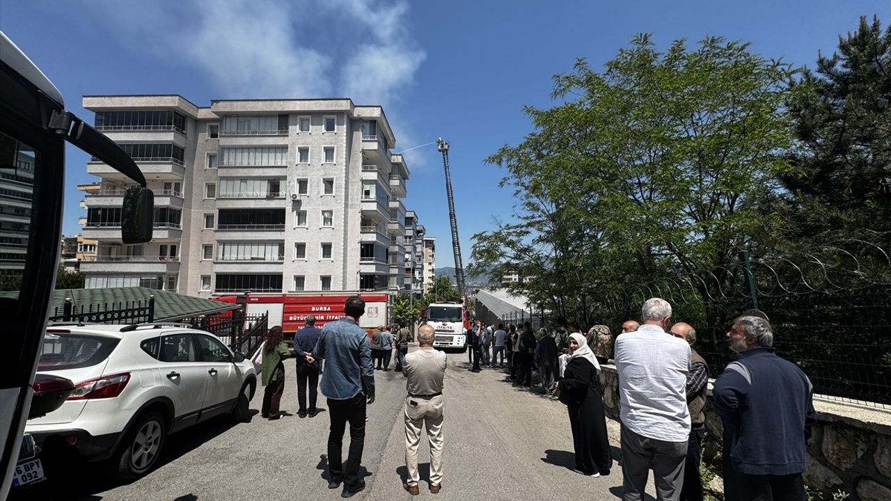 Bursa'da 6 Katlı Binanın Çatısında Yangın Çıktı