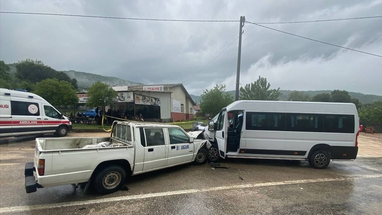 Bursa'da Fatal Trafik Kazası: 1 Ölü, 2 Yaralı