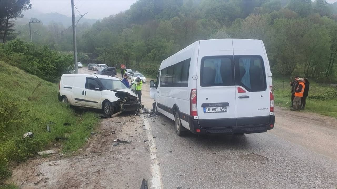 Bursa'da İşçi Minibüsü ve Hafif Ticari Araç Çarpıştı: 13 Yaralı