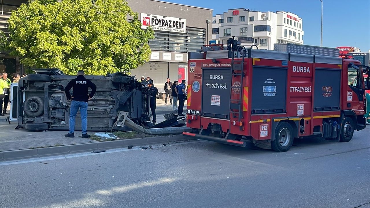 Bursa'da Polis Aracının Devrilmesi: 5 Yaralı