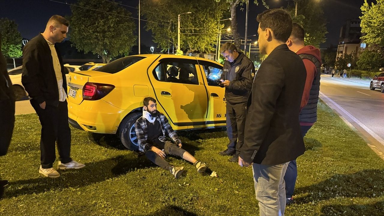 Bursa'da Taksi ile Otomobil Çarpıştı: 7 Yaralı