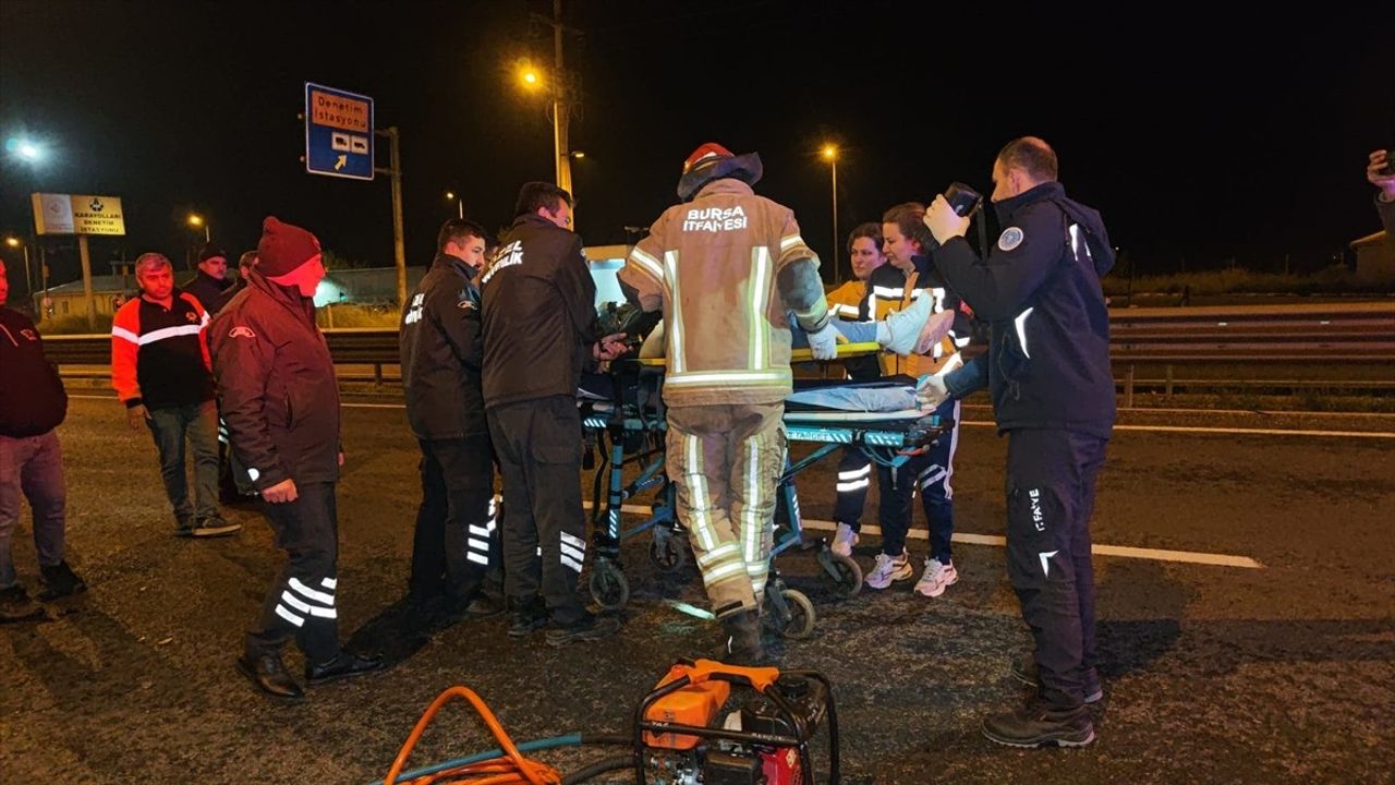 Bursa İnegöl'de Kamyonla Çarpışan Otomobilin Sürücüsü Ağır Yaralandı