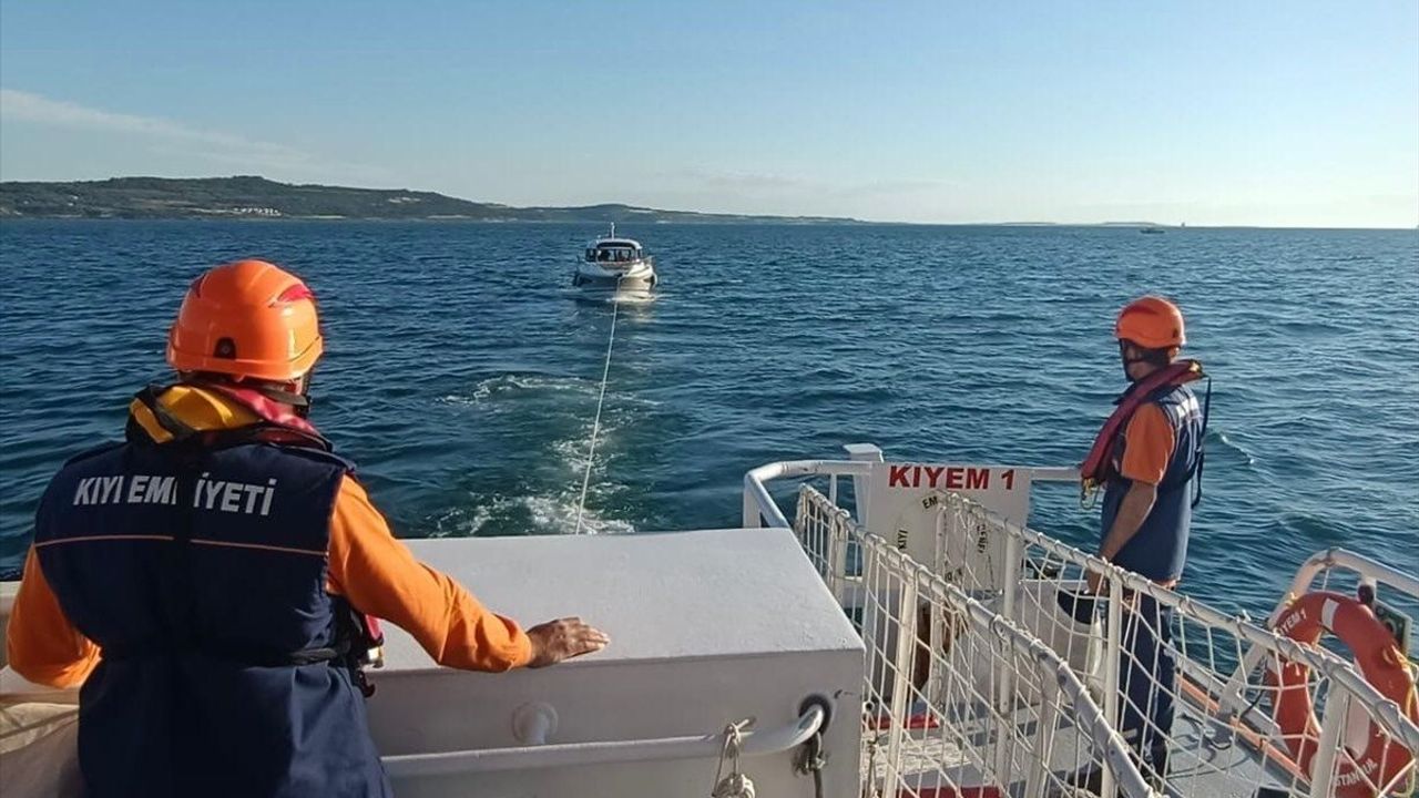 Çanakkale Boğazı'nda Arızalanan Tekne Kurtarıldı