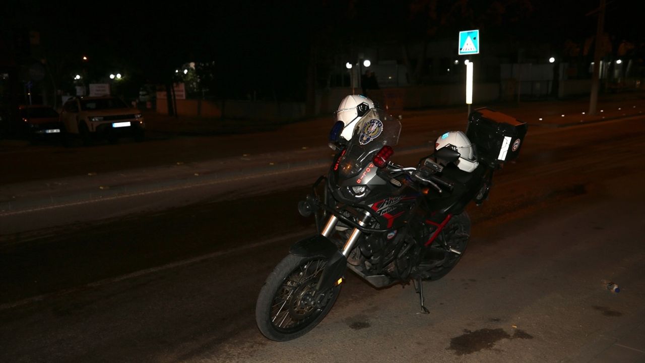 Çanakkale'de Polis Motosiklet Ekibi Şüpheli Araç Takibinde Üniversite Öğrencisine Çarptı