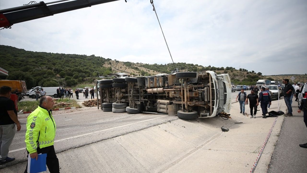 Çanakkale'de Yolcu Otobüsü ile Kamyon Çarpıştı