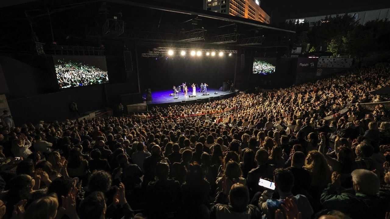 Candan Erçetin ve Barcelona Gipsy Balkan Orchestra, Harbiye'de Müzikseverlerle Buluştu