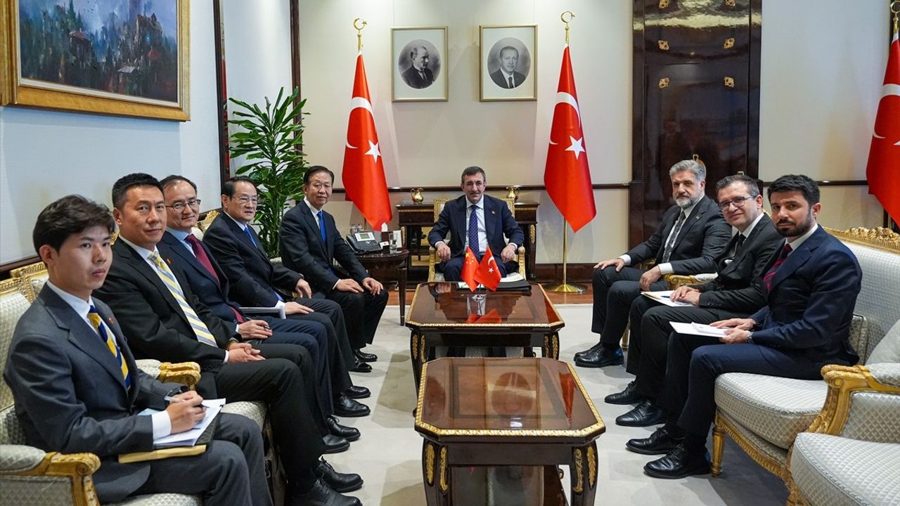 Cevdet Yılmaz Çinli Yetkiliyi Kabul Etti