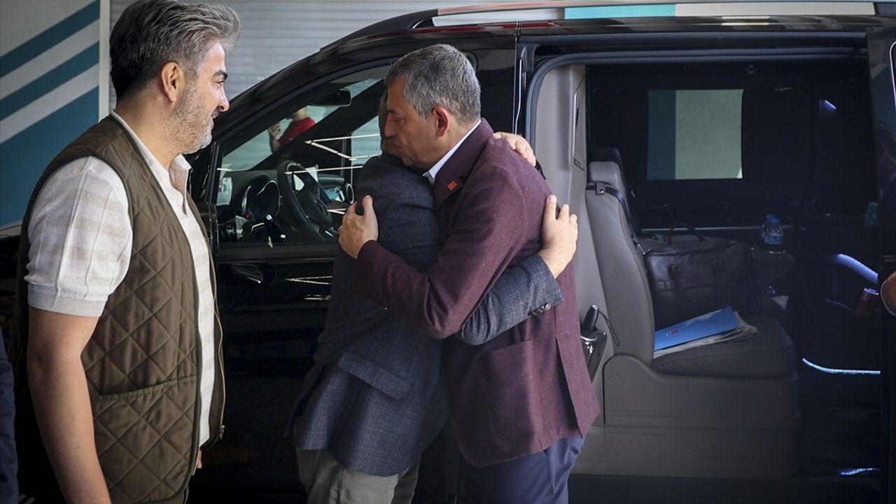 CHP Genel Başkanı Özgür Özel'den Taziye Ziyareti