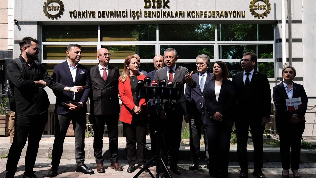 CHP Genel Başkanı Özgür Özel, DİSK'i Ziyaret Etti