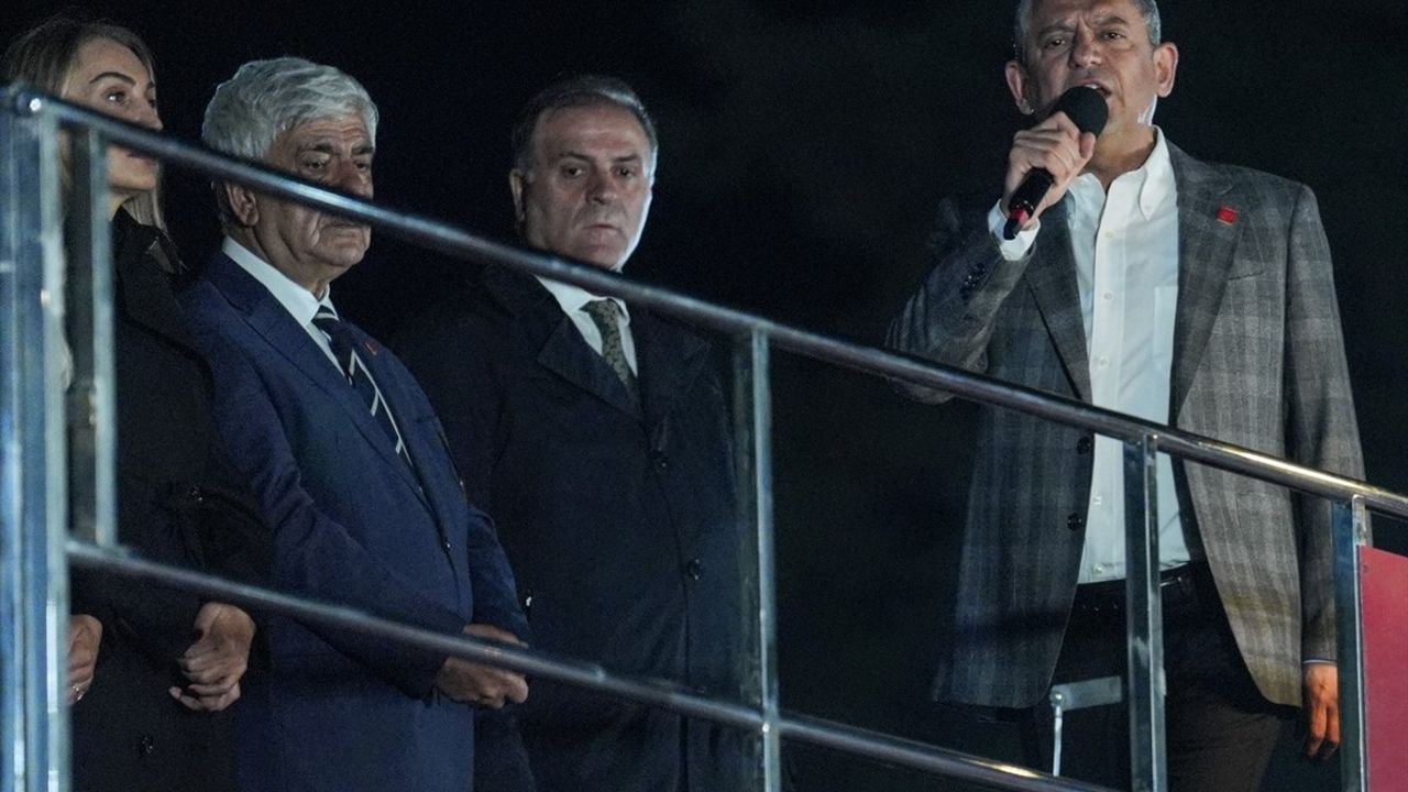 CHP Genel Başkanı Özgür Özel Silivri'de İmza Kampanyasını Duyurdu