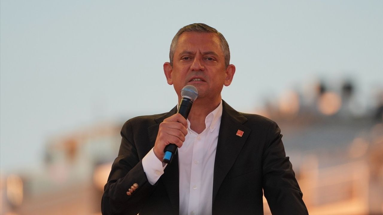 CHP İzmir Mitinginde Özgür Özel'in Mesajları