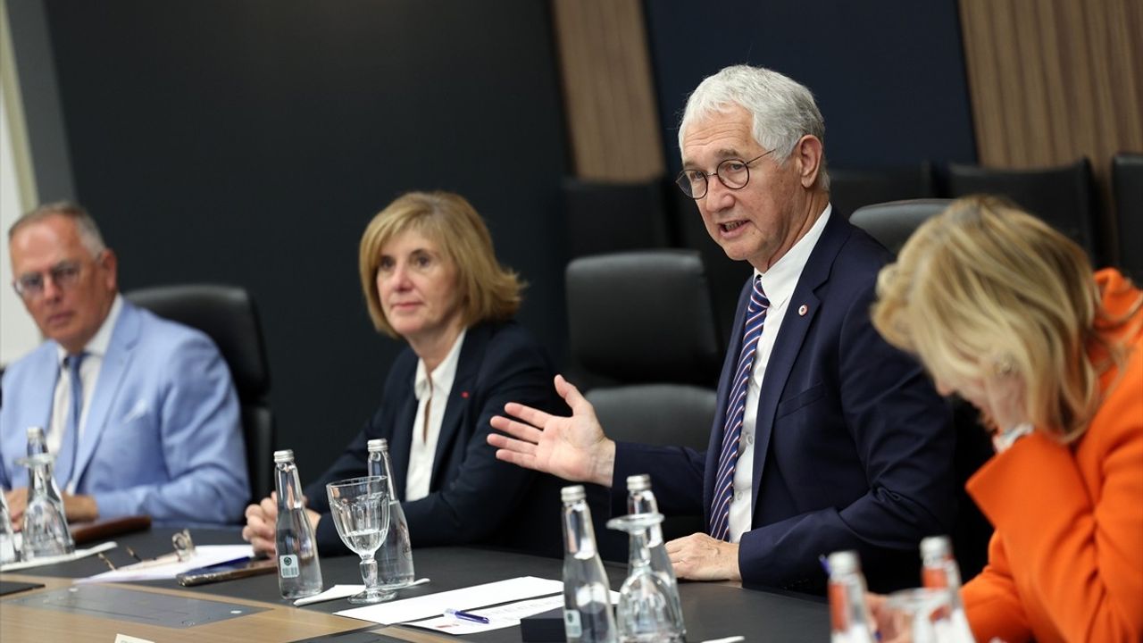 CHP Lideri Özgür Özel, Fransız Senatörleri Ağırladı