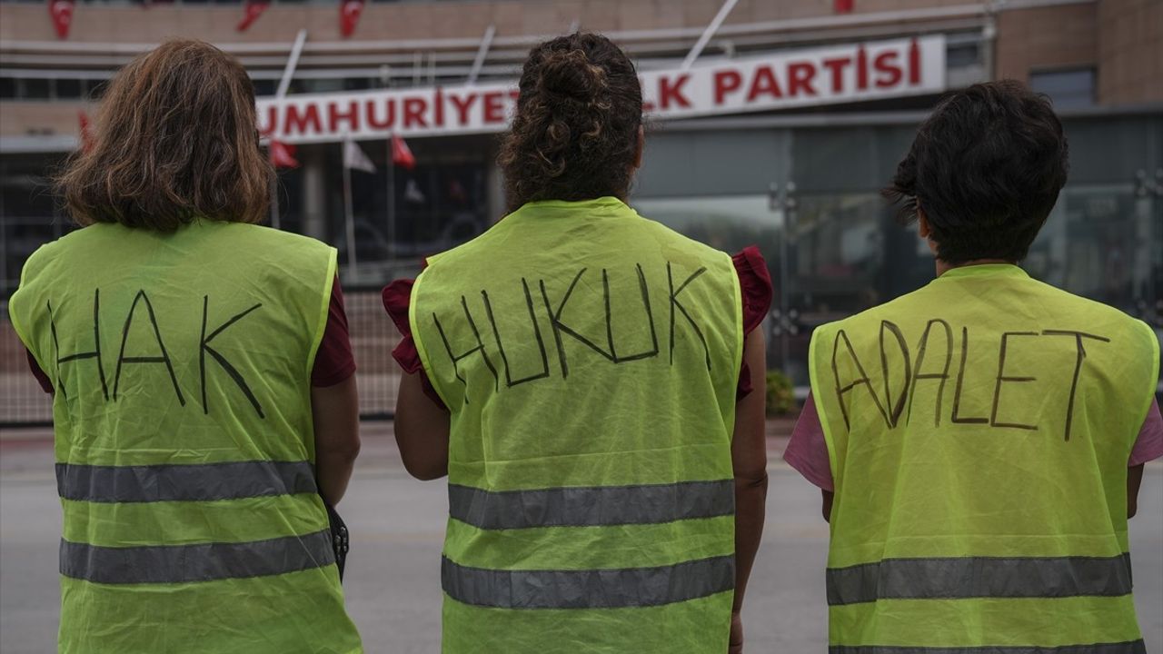 Çiğli Belediyesinden Çıkarılan Kadın İşçiler CHP Genel Merkezi Önünde Eylem Yaptı
