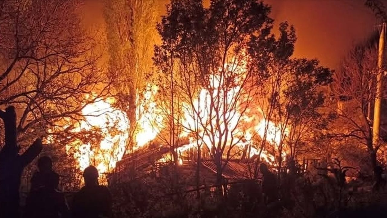 Çorum'da 3 Evin Yangını Kontrol Altında