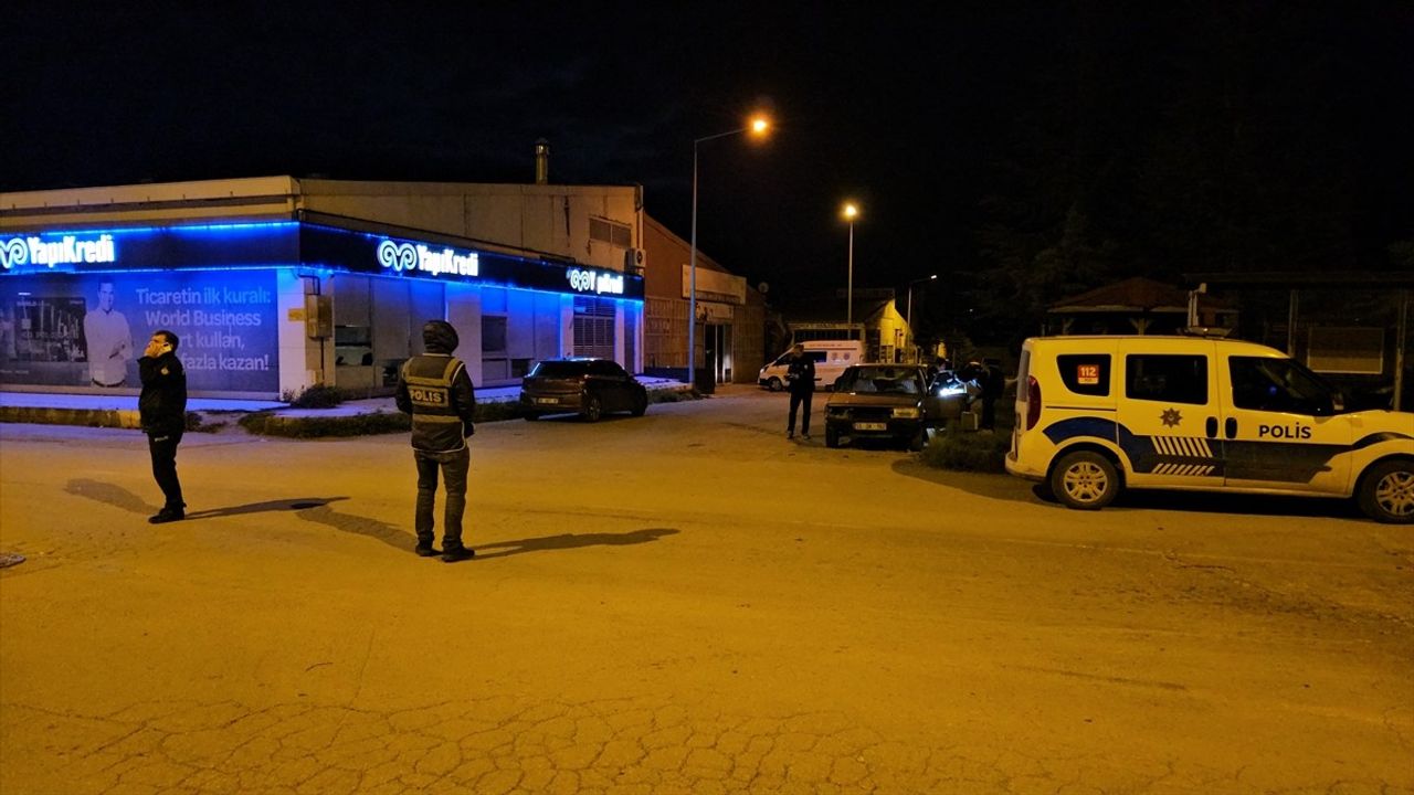 Çorum'da Otomobilden Hırsızlık Yapan Genç Gözaltına Alındı