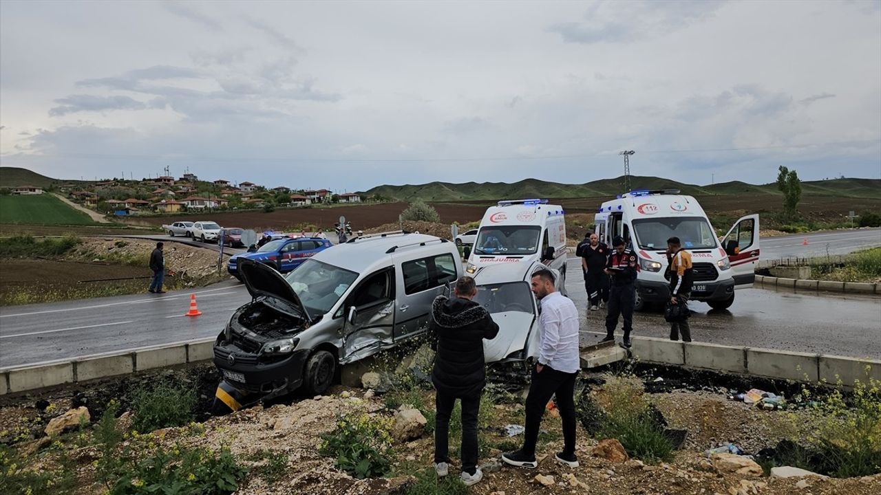 Çorum'da Trafik Kazası: 4 Yaralı