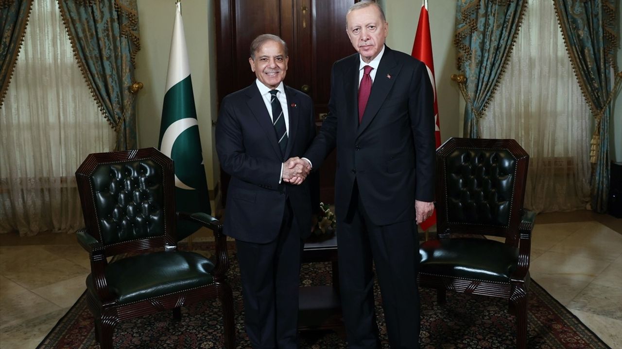 Cumhurbaşkanı Erdoğan, Pakistan Başbakanı Şahbaz Şerif ile Görüşme Gerçekleştirdi