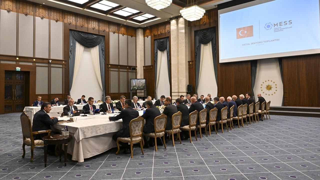 Cumhurbaşkanı Yardımcısı Yılmaz, Metal Sektörü Temsilcileriyle Toplandı